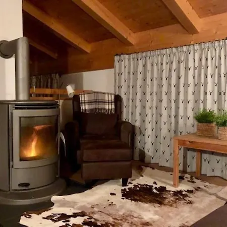 Schoeneben Achental Huette Wald im Pinzgau