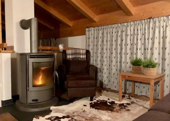 Schoeneben Achental Huette Wald im Pinzgau